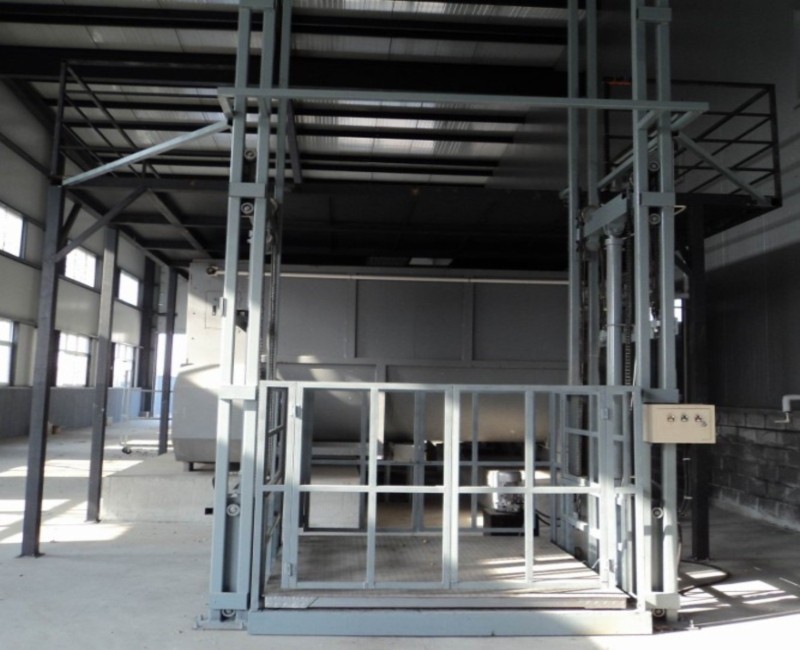 升降平台配置之超载与缓冲装置